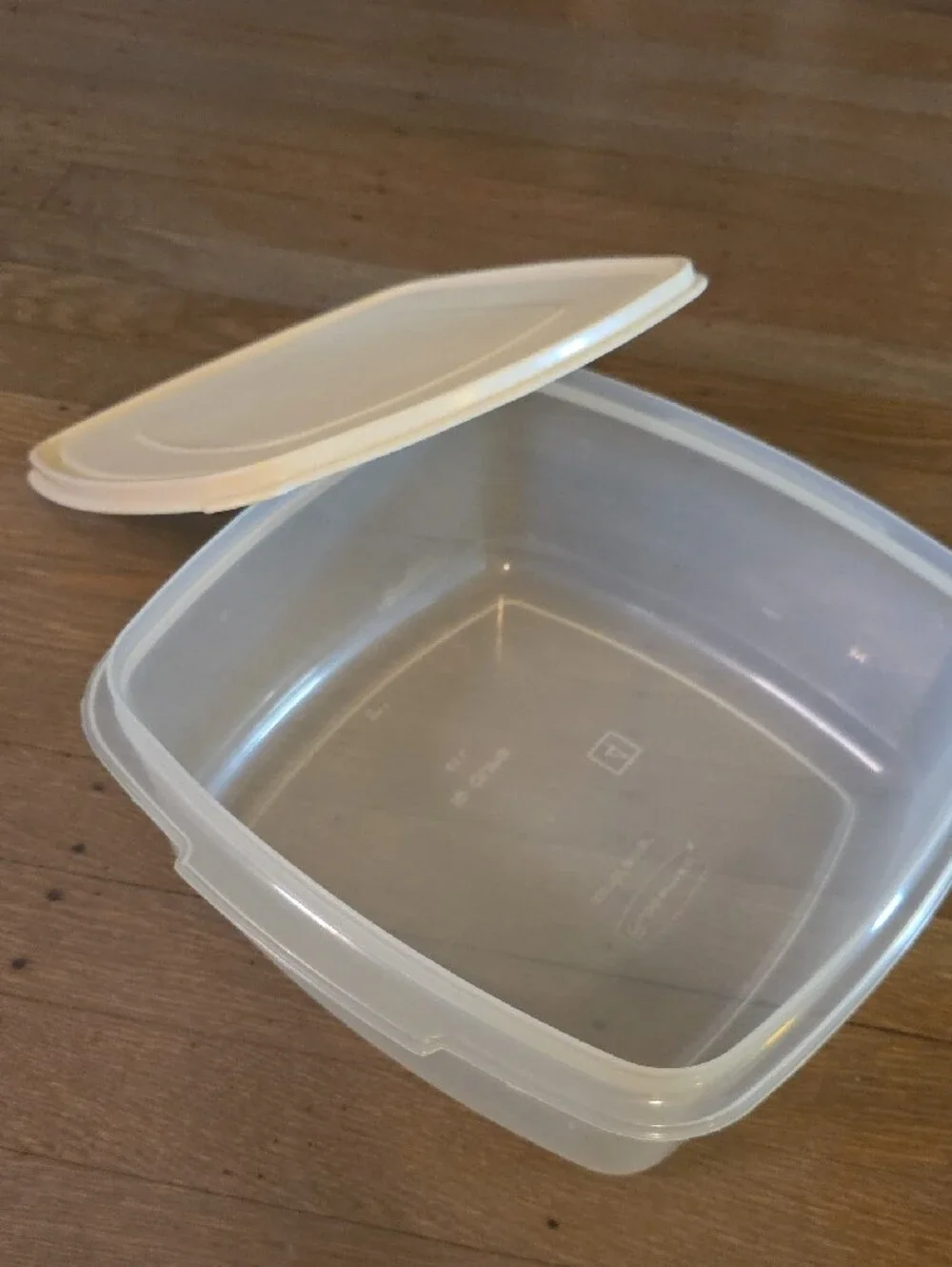 Rubbermaid Vintage Beige-Lid Plastic Food Storage Container #4 -19 Cups